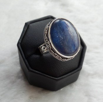 Zilveren ring met Kyaniet gezet in bewerkte setting 18 mm